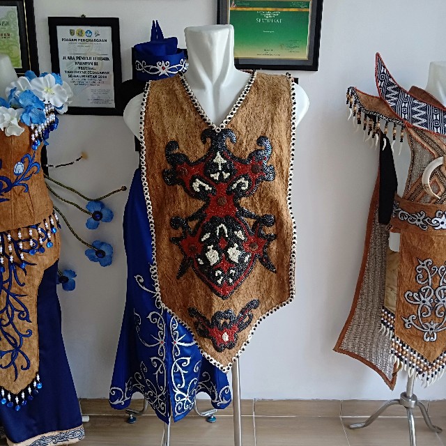 Pakaian Tari Adat Kalimantan Tengah (Laki-laki & Perempuan)